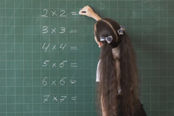 anak belajar matematika