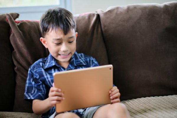 Salahkah anak bermain gadget